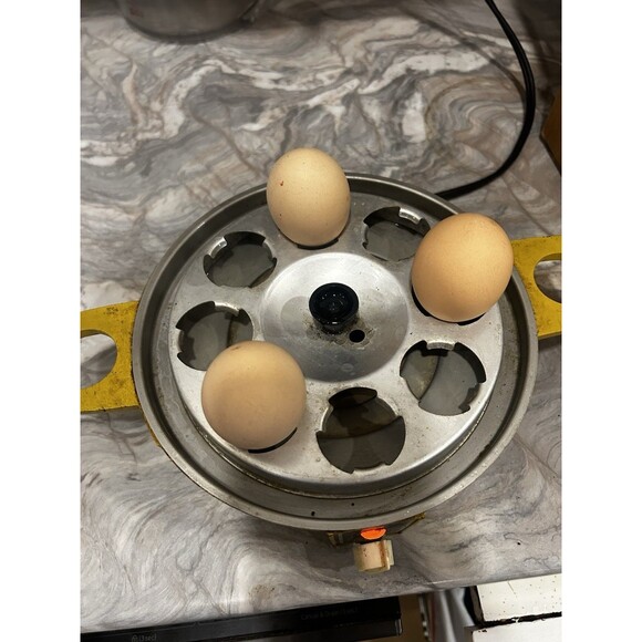 Toastmaster Rapid Electric Egg Cooker, Poacher with Auto-Off, 7 Egg Capacity Red - Picture 10 of 10